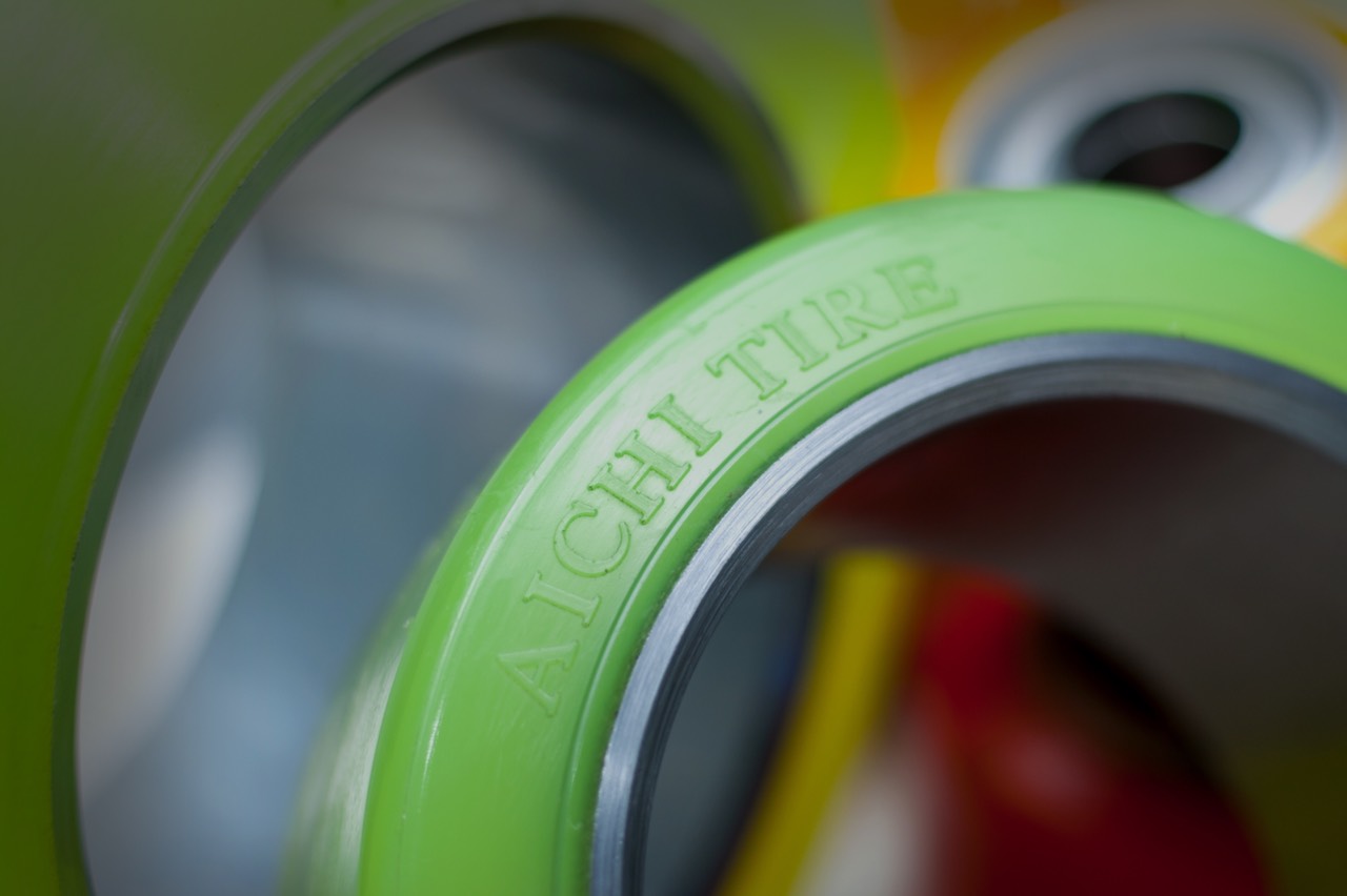 Khám phá vai trò của bánh lái xe nâng điện – Chìa khóa để vận hành hiệu quả và an toàn