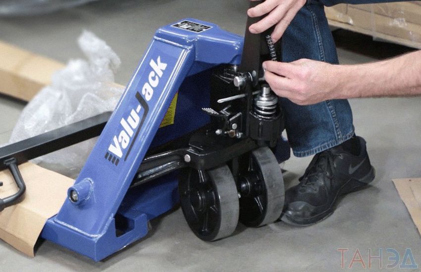 Phụ tùng xe nâng tay - Lựa chọn và Bảo dưỡng đúng cách để vận hành an toàn