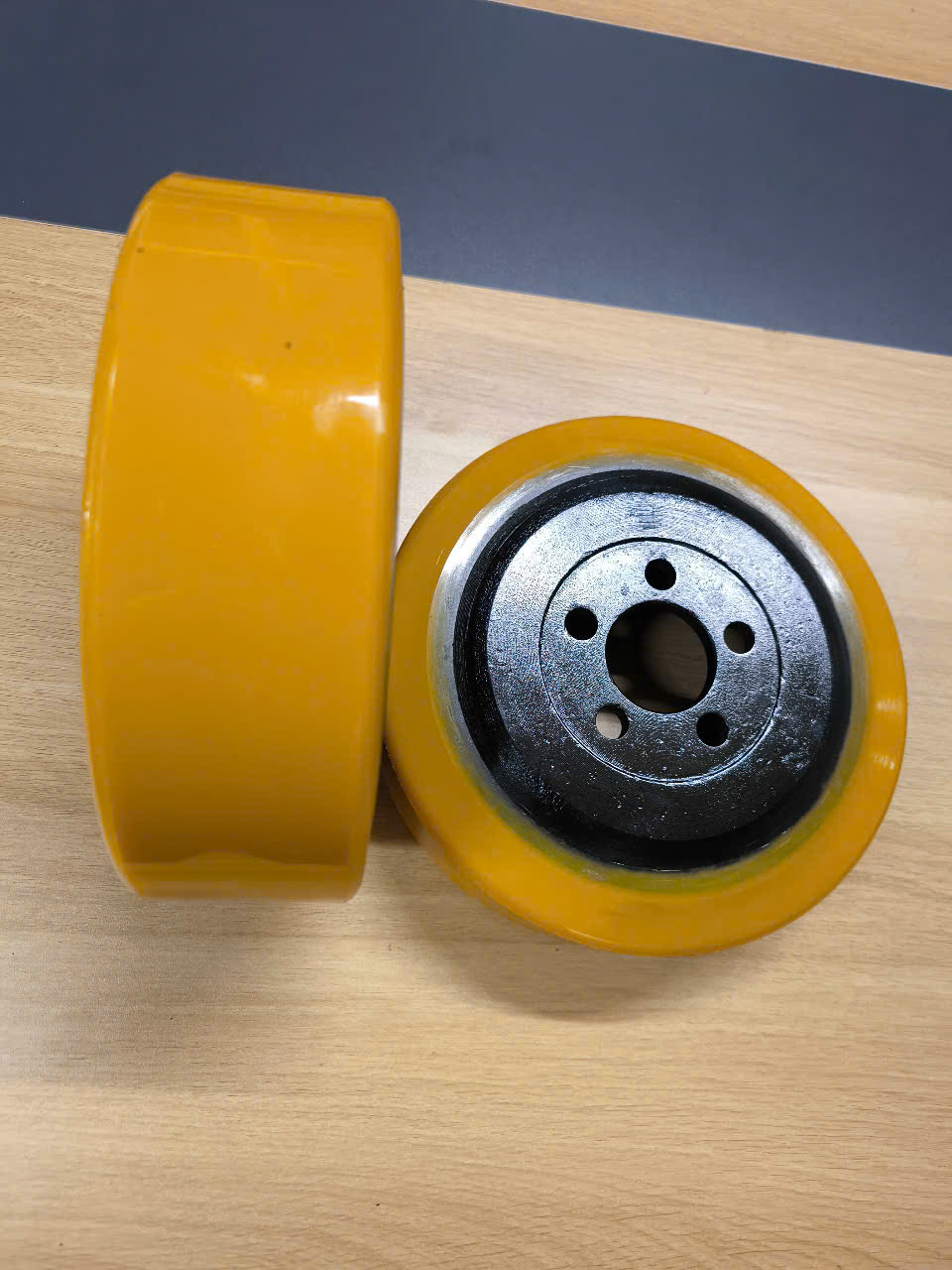 Bánh xe nâng điện PU Nissan – Bí quyết vận hành tối ưu kho bãi hiện đại